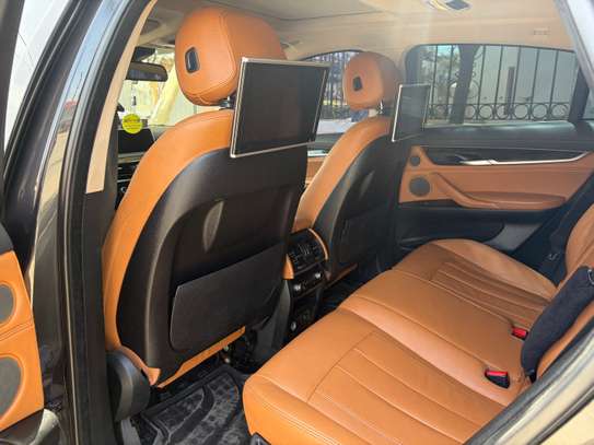 BMW X6 SUV gris métallisé polyvalent image 4