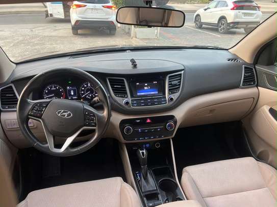 Hyundia Tucson image 6