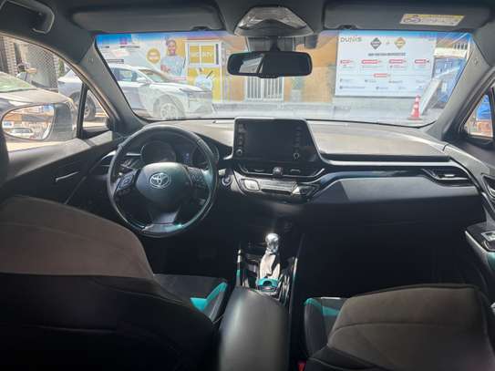 Toyota C-HR hybride SUV compact blanc toit noir image 8