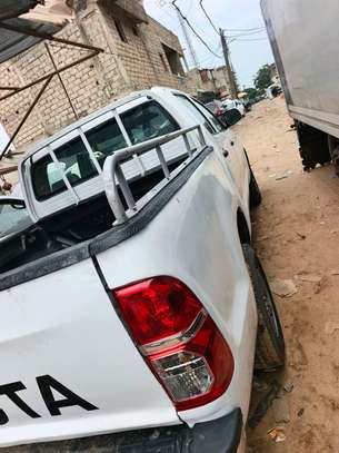 Toyota Hilux pick-up double cabine blanc robuste 2014 image 2