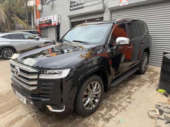 Toyota land cruiser 2024 image 2