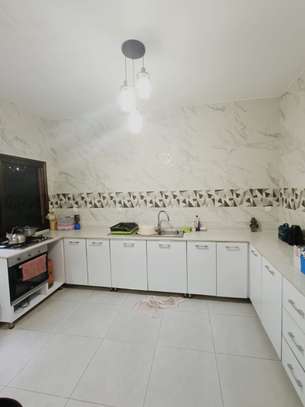 Villa R+2 à vendre à Mbackiyou Faye image 14