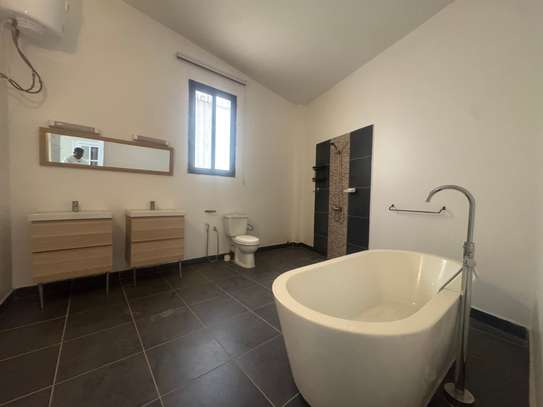 Villa F5 à louer au Almadie derrière Philippe Moris image 7