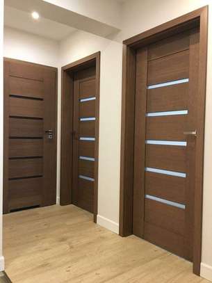Porte bois clair moderne avec serrure et poignée noire image 2