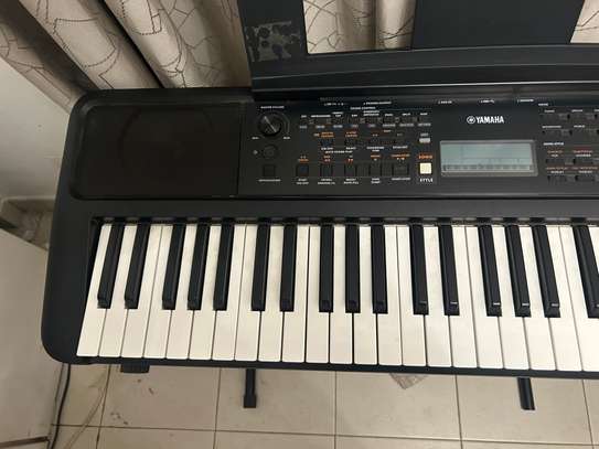 Clavier arrangeur Yamaha PSR-E383 – quasi neuf image 2