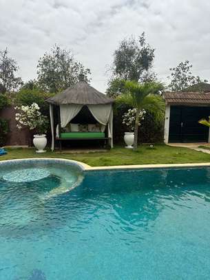 Villa bord de mer spacieuse avec piscine image 11