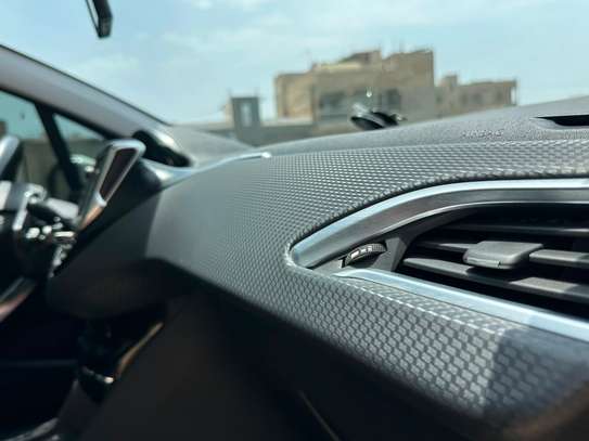 Peugeot 2008 2018 image 13
