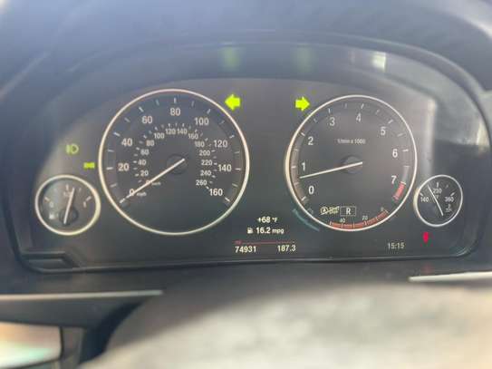 BMW X5 SUV blanc spacieux et performant image 4