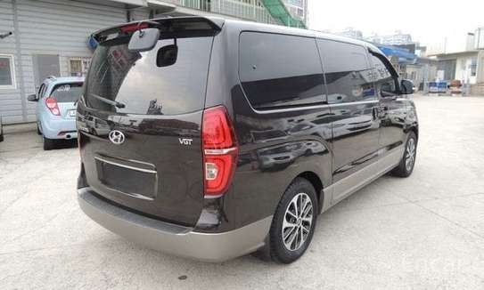 Hyundai Starex 9 places Exclusive 2019 image 14