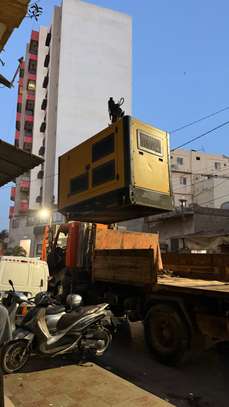 Moteur diesel industriel jaune avec batterie intégrée image 2