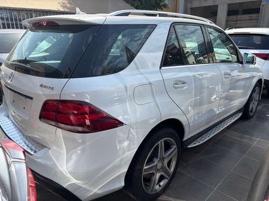 Mercedes GLE 400 2016 SUV blanc spacieux performant image 5