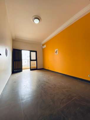 Appartement moderne à la Sicap Foire image 12