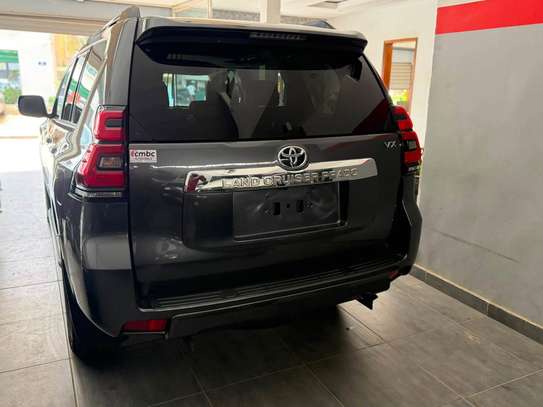 Toyota PRADO VX 2024 SUV Gris métallisé image 8