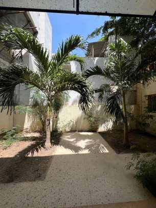 Villa R+1 à vendre au Point E image 14