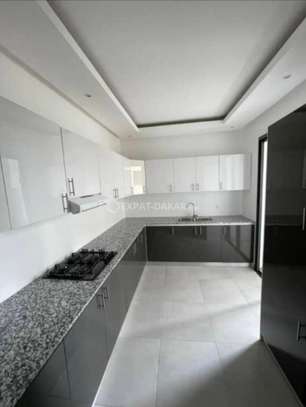 Appartement ( vide) à louer aux Almadies derrière là gondole image 2