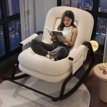 fauteuil à bascule moderne et ultra-confortable image 2