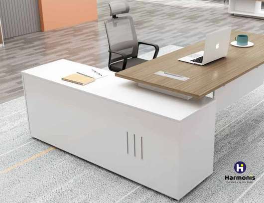 Des tables de bureau – Élégance, solidité et fonctionnalité image 12