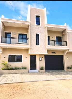 Maison gros œuvre 2 étages avec garage intégré image 12