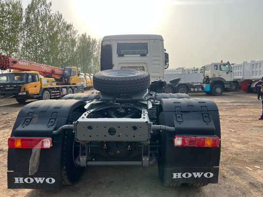 Sinotruck Howo NX 6X4 Tractor truck ´ image 4