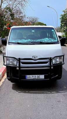 Toyota Hiace utilitaire blanc 14 places robuste image 3