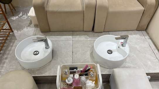 Lavabo et robinet image 3