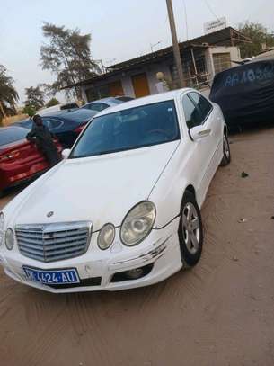 Mercedes Benz e220 image 2