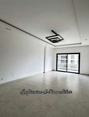 À LOUER – Magnifique Appartement F4 de Standing au Point E image 7