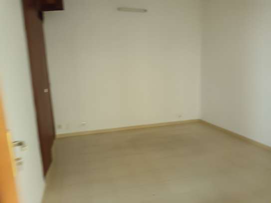 Immeuble R+2 de bureau  F47 aux Almadies image 5