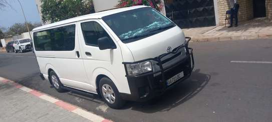 Toyota Hiace utilitaire blanc 14 places robuste image 2