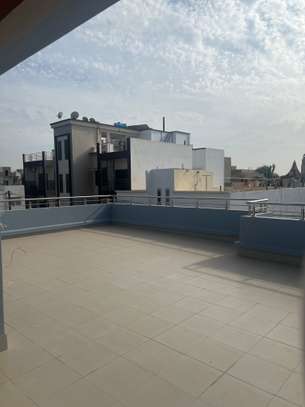 Maison individuelle moderne avec balcon et garage à Dakar image 12