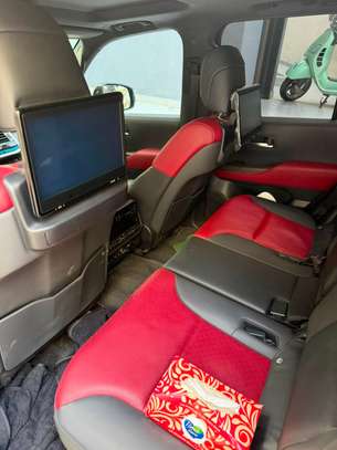 Toyota Land Cruiser VXR 2024 image 3