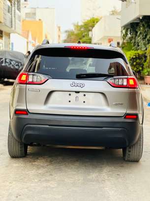 Jeep Cherokee image 6