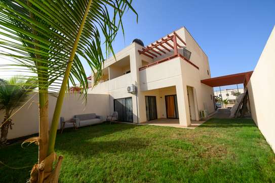 Villa familiale moderne avec jardin et loisirs image 4