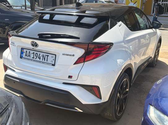 Toyota C-HR hybride SUV compact blanc toit noir image 3