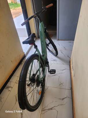 Vélo électrique urbain vert clair guidon ergonomique image 2