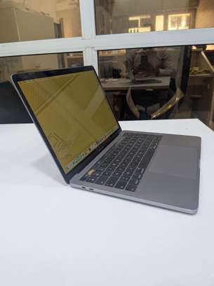 MacBook Pro 13 pouces 2019 touche bar i7 8g de ram  512 image 2