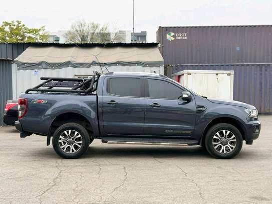 Ford Ranger 4x4 Bleu foncé Pickup robuste image 2