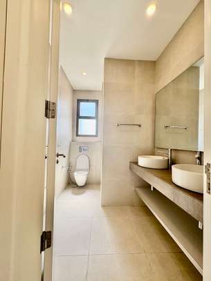 Appartement F4 + dépendance domestique à louer au point E image 7