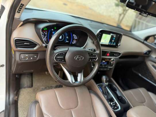 Hyundai Santa Fe SUV blanc spacieux et performant image 9