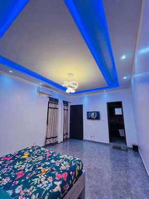 Chambre spacieuse avec climatisation et LED design image 2