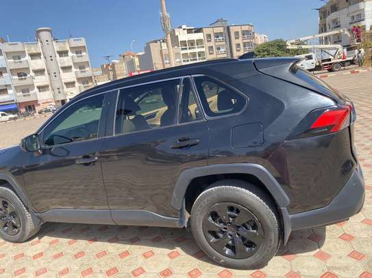 Toyota RAV4 LE 2020 image 5