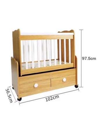 Lit bébé évolutif bois marron blanc avec moustiquaire image 3