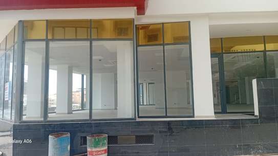 Location show room 1600m2 - vdn liberté 6 extension image 3