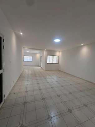 GRANDE VILLA F8 À LOUER À MERMOZ image 2
