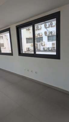 À louer grand showroom de 750 m² image 11