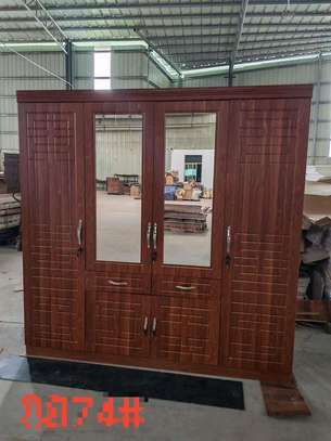 Armoire marron blanc et gris image 3