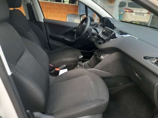 Peugeot 208 image 6