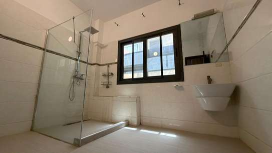 Appartement moderne lumineux avec grandes baies vitrées image 9