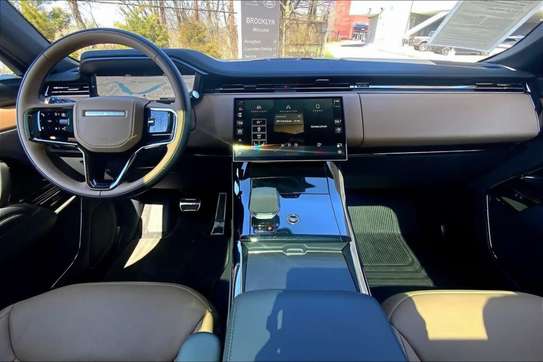 2025 Range Rover Sport P530 V8 Dynamic SE AWD image 3