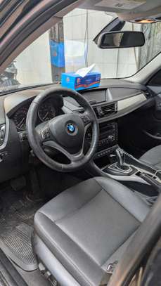 BMW X1 SUV compact noir performant et élégant image 7